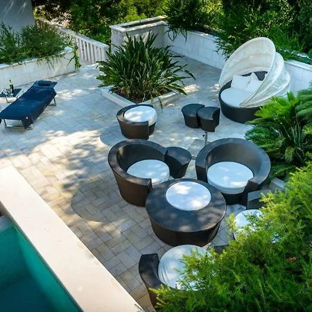 Luxury Seafront Queen With Private Pool Near The Sea In