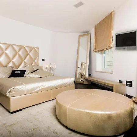 Luxury Seafront Queen With Private Pool Near The Sea In וילה *