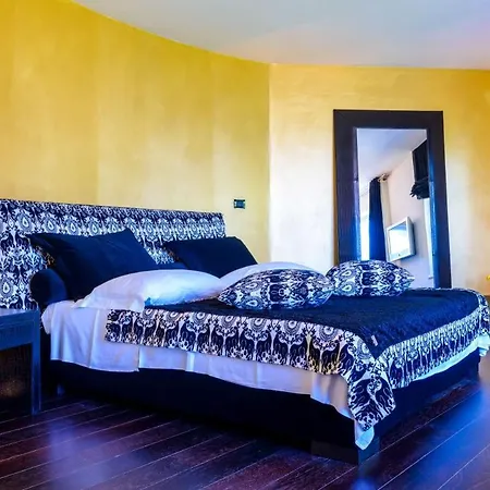 Luxury Seafront Queen With Private Pool Near The Sea In וילה