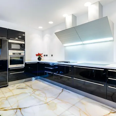 וילה Luxury Seafront Queen With Private Pool Near The Sea In *