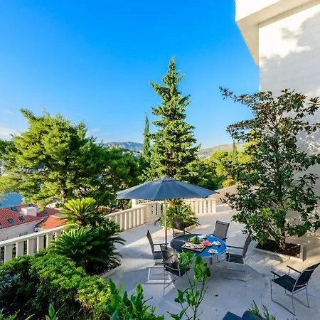 Luxury Seafront Queen With Private Pool Near The Sea In