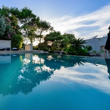 Luxury Seafront Queen With Private Pool Near The Sea In