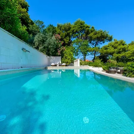 Luxury Seafront Queen With Private Pool Near The Sea In וילה