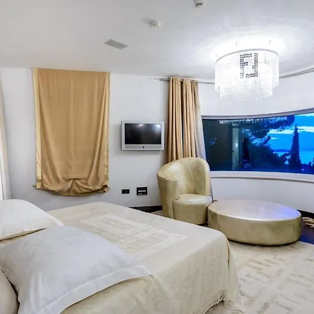 Luxury Seafront Queen With Private Pool Near The Sea In וילה *