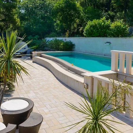 Vila Luxury Seafront Queen With Private Pool Near The Sea In