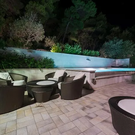 Luxury Seafront Queen With Private Pool Near The Sea In *