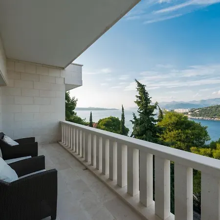 Vila Luxury Seafront Queen With Private Pool Near The Sea In *