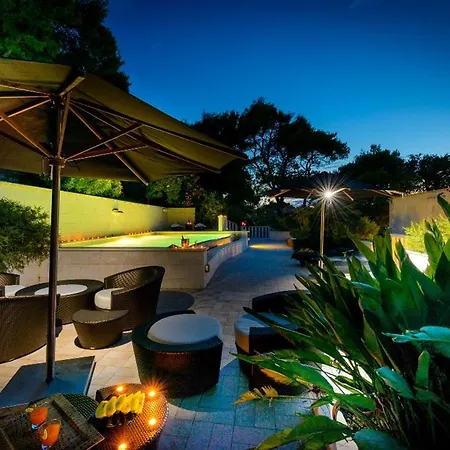 Vila Luxury Seafront Queen With Private Pool Near The Sea In Dubrovnik