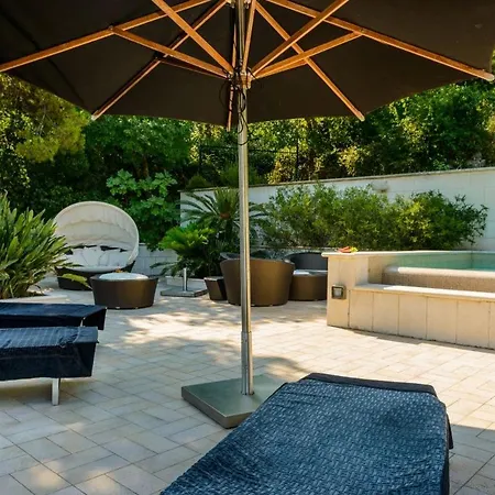 Luxury Seafront Queen With Private Pool Near The Sea In Vila