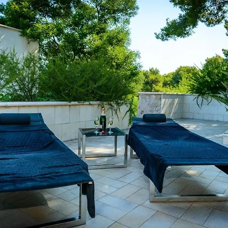 Luxury Seafront Queen With Private Pool Near The Sea In Vila
