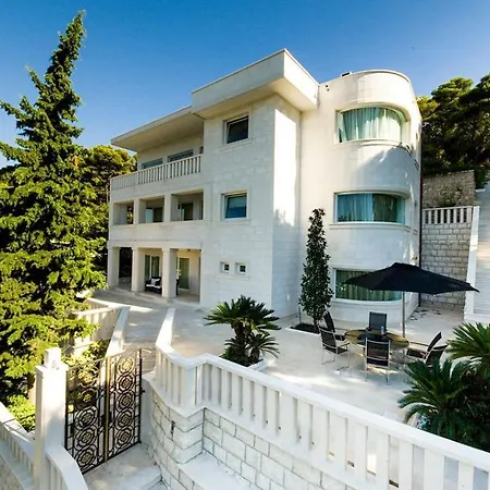 Vila Luxury Seafront Queen With Private Pool Near The Sea In