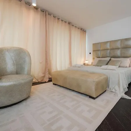 Luxury Seafront Queen With Private Pool Near The Sea In *