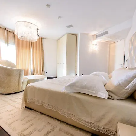 Luxury Seafront Queen With Private Pool Near The Sea In