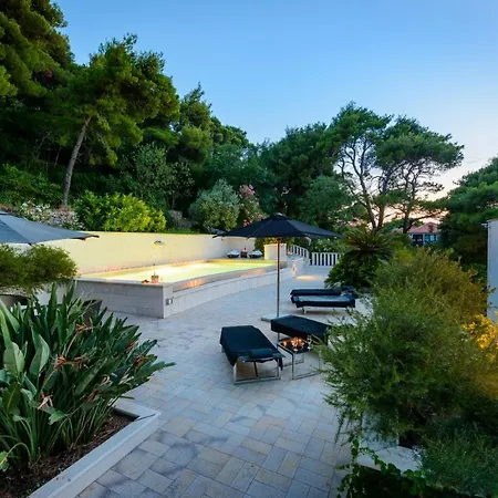 Luxury Seafront Queen With Private Pool Near The Sea In Vila Dubrovnik