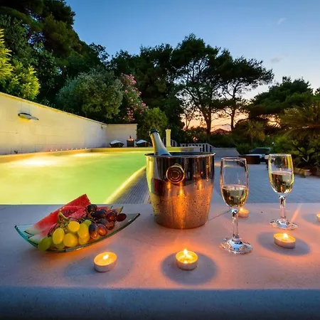 Vila Luxury Seafront Queen With Private Pool Near The Sea In Dubrovnik