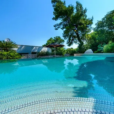 Luxury Seafront Queen With Private Pool Near The Sea In *
