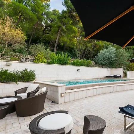 Luxury Seafront Queen With Private Pool Near The Sea In Villa *