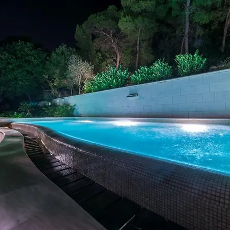Luxury Seafront Queen With Private Pool Near The Sea In