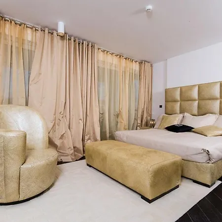 Luxury Seafront Queen With Private Pool Near The Sea In