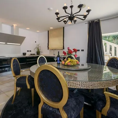 Luxury Seafront Queen With Private Pool Near The Sea In