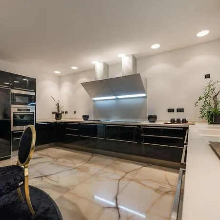 فيلة Luxury Seafront Queen With Private Pool Near The Sea In دوبروفينك