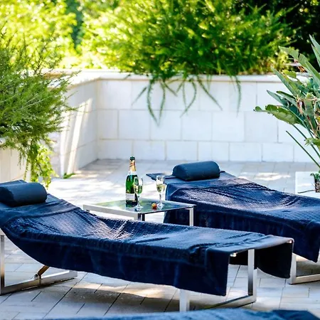 Luxury Seafront Queen With Private Pool Near The Sea In Villa
