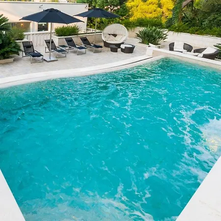 Luxury Seafront Queen With Private Pool Near The Sea In فيلة