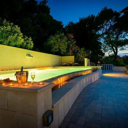 Luxury Seafront Queen With Private Pool Near The Sea In Villa