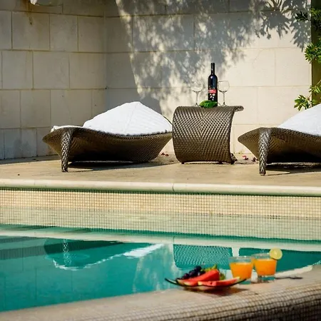 Luxury Seafront Queen With Private Pool Near The Sea In Dubrovnik