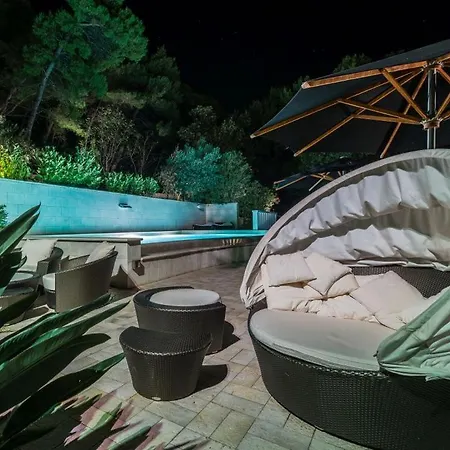 Villa Luxury Seafront Queen With Private Pool Near The Sea In *
