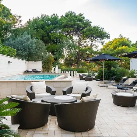 Luxury Seafront Queen With Private Pool Near The Sea In Dubrovnik