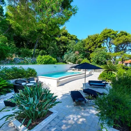 Luxury Seafront Queen With Private Pool Near The Sea In *