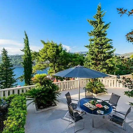 Villa Luxury Seafront Queen With Private Pool Near The Sea In *