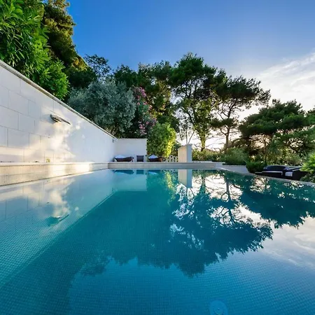 Luxury Seafront Queen With Private Pool Near The Sea In