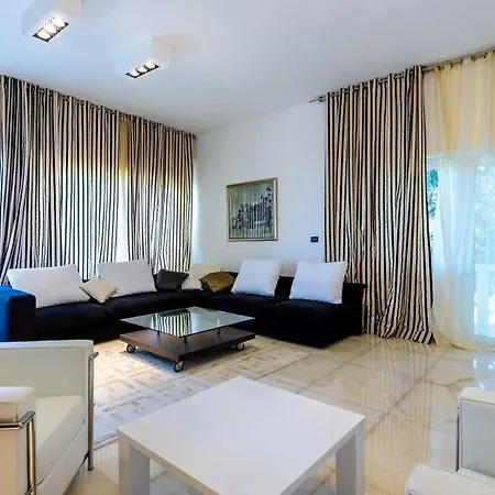 Luxury Seafront Queen With Private Pool Near The Sea In Villa