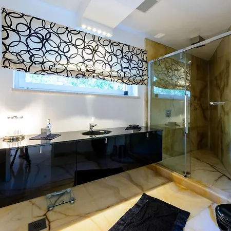 Luxury Seafront Queen With Private Pool Near The Sea In Villa