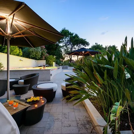 Villa Luxury Seafront Queen With Private Pool Near The Sea In