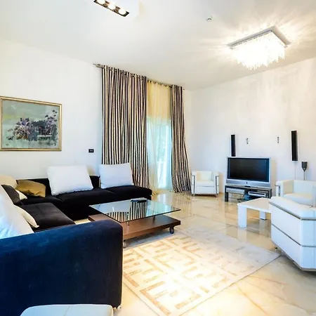 Luxury Seafront Queen With Private Pool Near The Sea In Villa *