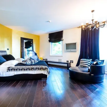 Luxury Seafront Queen With Private Pool Near The Sea In