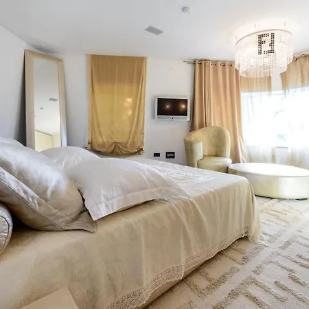 Luxury Seafront Queen With Private Pool Near The Sea In