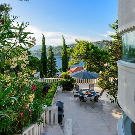 Luxury Seafront Queen With Private Pool Near The Sea In