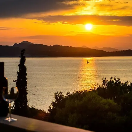 Luxury Seafront Queen With Private Pool Near The Sea In Villa