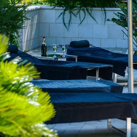 Luxury Seafront Queen With Private Pool Near The Sea In Villa