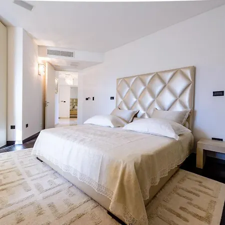 Luxury Seafront Queen With Private Pool Near The Sea In Villa